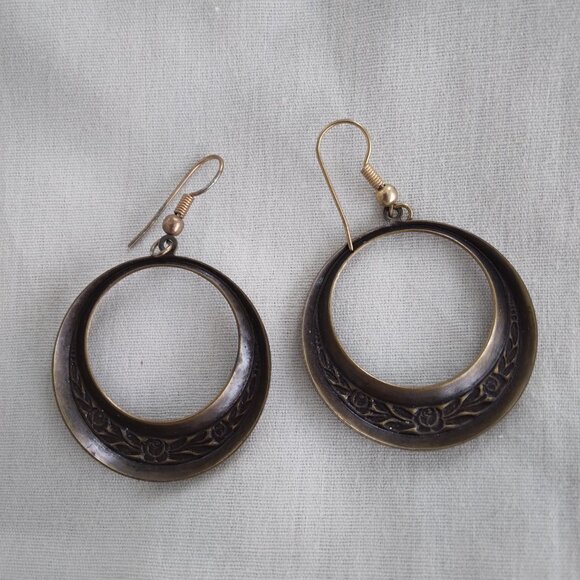 VINTAGE PAINTED FLOWERS HOOP EARRINGS - Picture 3 of 4